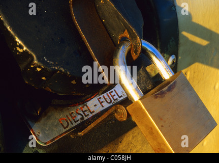 Vorhängeschloss am Tankdeckel Diesel engined Fahrzeug sperren Stockfoto