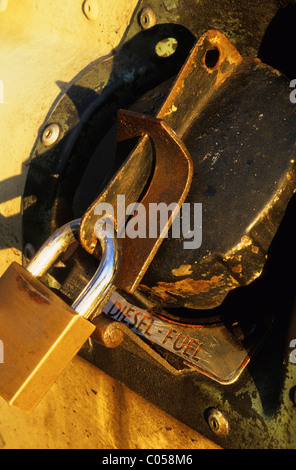 Vorhängeschloss am Tankdeckel Diesel engined Fahrzeug sperren Stockfoto