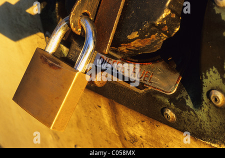 Vorhängeschloss am Tankdeckel Diesel engined Fahrzeug sperren Stockfoto