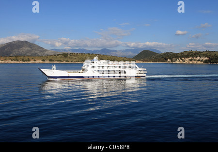 Die Fähre Agia Irini fährt aus Igoumenitsa auf dem griechischen Festland, für die Insel Kerkyra (Korfu), seinen normalen Lauf. Stockfoto