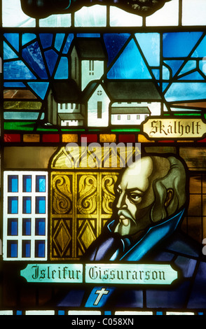 Glasfenster in der Kathedrale von Akureyri, Island zeigen Isleifur Gissurarson, der erste christliche Bishop von Island. Stockfoto