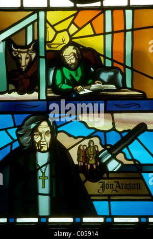 Glasfenster in der Kathedrale von Akureyri, Island zeigt Bischof Jon Arason. Stockfoto