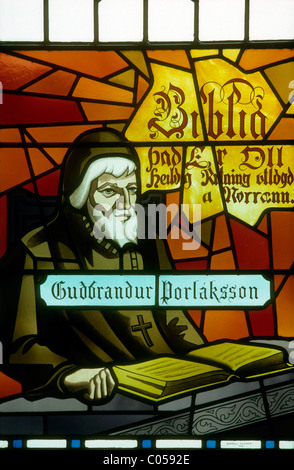 Ein Glasfenster in der Kathedrale von Akureyri, Island zeigt Bischof Gudbrandur Thorlaksson. Stockfoto