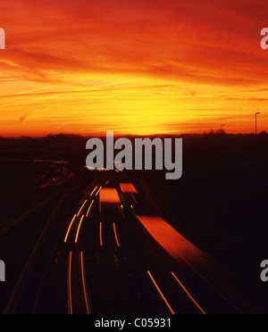 Scheinwerfer wegen des Verkehrs auf der Autobahn A1/M bei Sonnenuntergang in der Nähe von Leeds Großbritannien Reisen Stockfoto