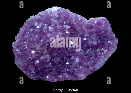 Amethyst Kristall Stein in einem schwarzen Hintergrund isoliert Stockfoto