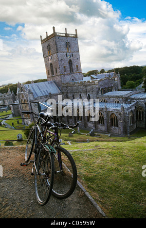 Zwei Fahrräder gelehnt Geländer mit St Davids Cathedral im Hintergrund. Stockfoto