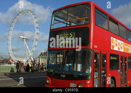 Einem roten Londoner Bus Reisen über Westminster Bridge und etwa übergeben vor The London Eye, London Stockfoto