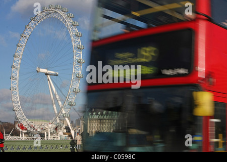 Einem roten Londoner Bus Reisen über Westminster Bridge und etwa übergeben vor The London Eye, London Stockfoto