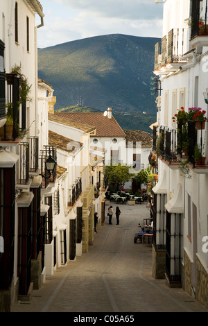 Typische traditionelle spanische gepflasterten Seitenstraße / Straße / Straße & Gebäude & blauen Himmel im weißen Dorf Zahara, Spanien. Stockfoto