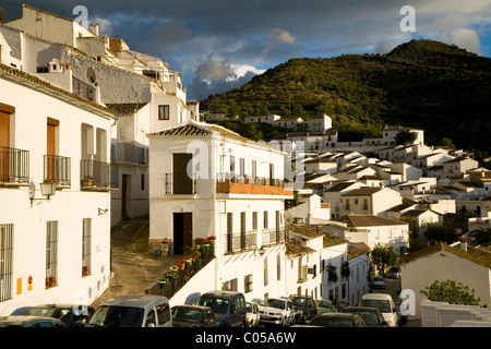 Typische traditionelle spanische Gebäude / Wohn Bereich in der Abenddämmerung / Sonnenuntergang / Sonne inmitten der weißen Dorf Zahara Spanien. Stockfoto