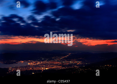 Panoramablick von Volos Stadt und Hafen von Pilion, nach Sonnenuntergang. Griechenland Stockfoto