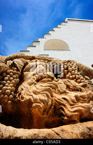 Der Kopf des Dionysos, alten Gott des Weines, an der Fassade eines Hauses im Dorf Pyrgos, Tinos Insel, Kykladen, Griechenland Stockfoto