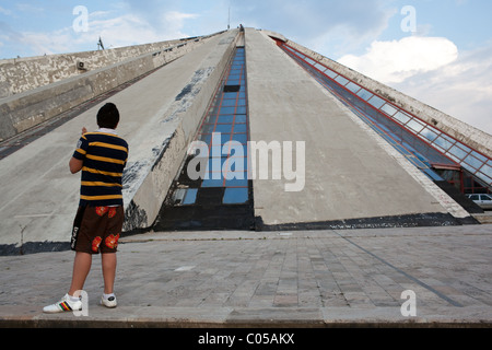 Enver Hoxha Mausoleum bekannt als die Pyramide in Tirana. Stockfoto