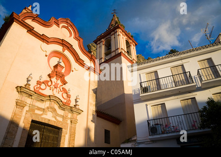 Pfarrkirche Santa Maria in Zahara: Spanisch weißes Dorf, & Kirchturm & andere Gebäude in der Dämmerung / Sonnenuntergang / so festgelegt. Spanien. Stockfoto