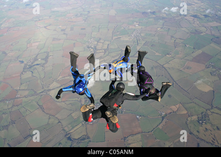 Vier Fallschirmspringer im freien Fall Stockfoto