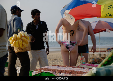 Händler versuchen, einen Verkauf an Touristen am Strand von Goa zu machen Stockfoto