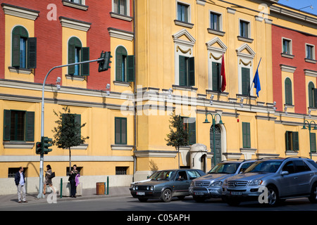 Autos hielten an einer Straßenkreuzung in Tirana, Albanien Stockfoto