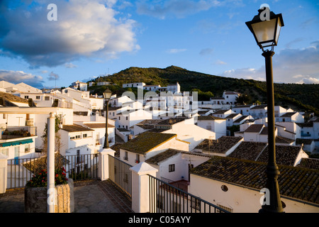 Typische traditionelle spanische Gebäude in der Dämmerung / Sonnenuntergang / Sonne inmitten der weißen Dorf Zahara Spanien. Stockfoto