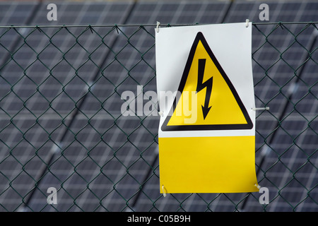 Hochspannungs-Zeichen Stockfoto