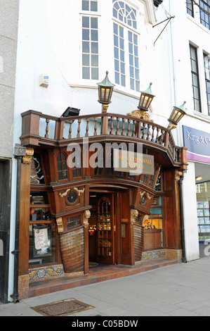 Die West Cornwall pastöse Co-Shop-Eingang in Worthing West Sussex in der Form eines alten Schiffes oder Bootes Stockfoto