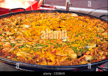 Paella außerhalb in einer großen Pfanne - Straßenmarkt in Frankreich gekocht wird. Stockfoto