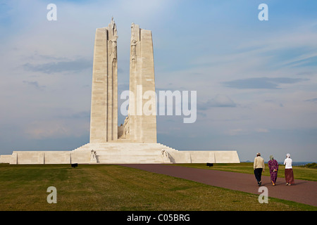 Drei Menschen, die zu Fuß in Richtung der Vimy First World War Memorial Frankreich Stockfoto