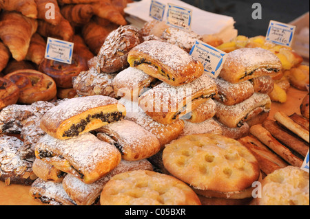 Frisch gebackenes Gebäck und Kuchen zum Verkauf - Straßenmarkt in Frankreich. Stockfoto