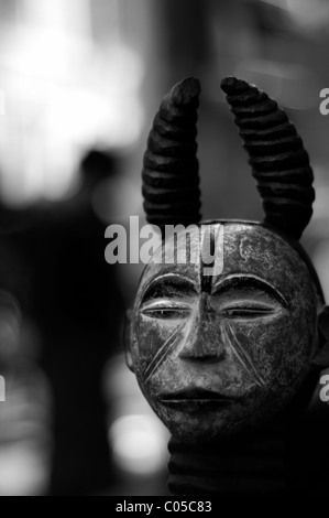 Madrid, Spanien. Afrikanische Maske in öffentlichen Markt Stockfoto