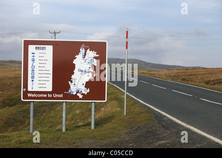 Willkommen Sie bei Unst Schild am Belmont, Shetland für Reisende, die gerade von der Fähre gekommen sind. Die A968 Straße ist auf der rechten Seite. Stockfoto