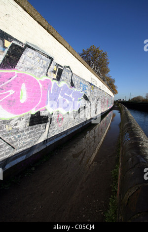 Graffiti in der Nähe von drei Mühlen auf den Flüssen Channelsea und Lee im East End von London, England, UK. Stockfoto