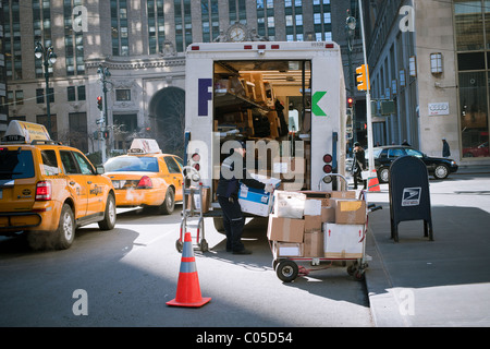 Ein FedEx-Mitarbeiter sortiert Pakete für die Lieferung in Midtown Manhattan in New York Stockfoto