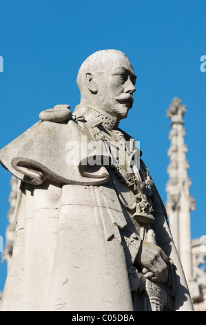 Westminster Abbey Statue von König George V vor Ostende Henry VII Kapelle umschließt. London, England. Stockfoto