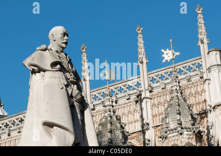 Westminster Abbey Statue von König George V vor Ostende Henry VII Kapelle umschließt. London, England. Stockfoto