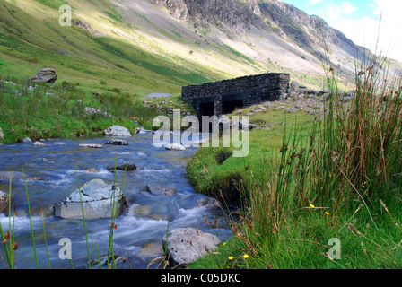 Brücke über den Bach am Honister Pass, Lake District Stockfoto