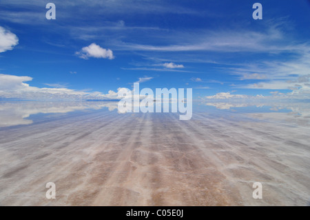 Blick über überflutet Salar de Uyuni in Richtung Salz Hotel Stockfoto