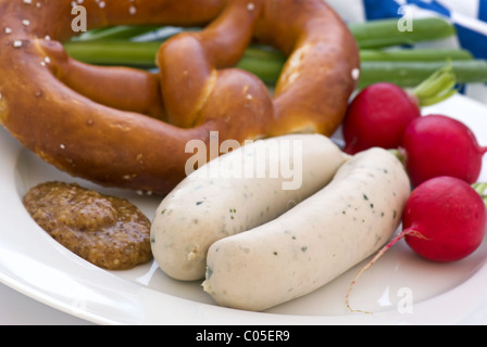 Weißwurst mit Brezel und süßem Senf als Closeup auf einem weißen Teller Stockfoto