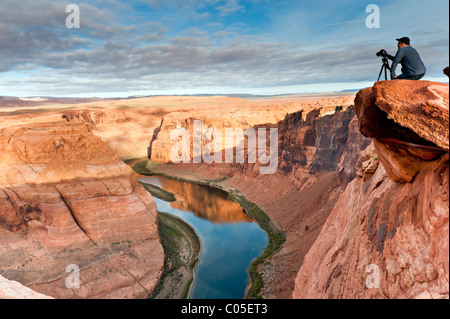 Fotograf "warten auf das Licht" am Horseshoe Bend in den frühen Morgenstunden auf dem Colorado River in der Nähe von Page Arizona USA Stockfoto