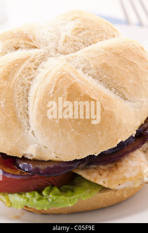 Steak-Sandwich mit Gemüse und Salat als Closeup auf einem weißen Teller Stockfoto
