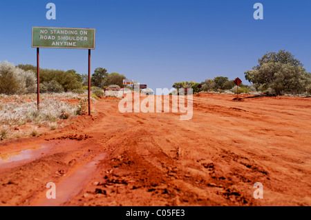 Verkehrszeichen als Warnung auf einem schlammigen off-Road verfolgen Stockfoto