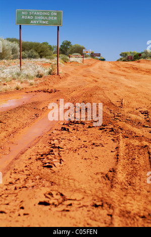 Verkehrszeichen als Warnung auf einem schlammigen off-Road verfolgen Stockfoto