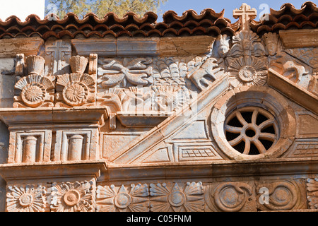 Schnitzen mit aztekische Einflüsse auf die Kirche Iglesia Nuestra Senora De La Regla, Pajara auf der Kanarischen Insel Fuerteventura Stockfoto