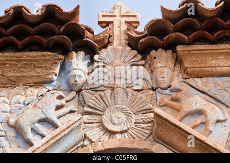 Schnitzen mit aztekische Einflüsse auf die Kirche Iglesia Nuestra Senora De La Regla, Pajara auf der Kanarischen Insel Fuerteventura Stockfoto