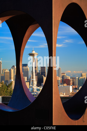 Seattle durch abstrakte Skulptur in Kerry Park gesehen Stockfoto