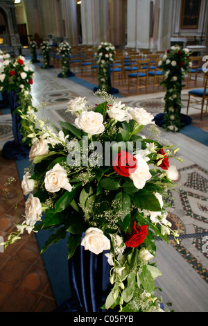 dekorierte Hochzeit Gang im Inneren der Kirche in Rom Italien Stockfoto