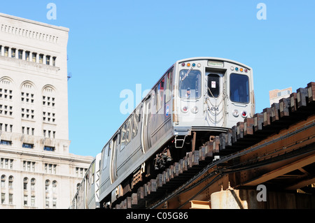 Motorman verhandelt eine southbound CTA Grüne Linie erhöhte rapid transit train Chicago, Illinois, USA. Stockfoto