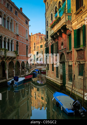 Häuser und Brücke in Venedig, reflektiert in einem kleinen Kanal Stockfoto