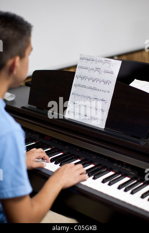 Hispanische Gymnasiast spielt Klavier im Musikunterricht an der Mission Early College High School in El Paso TX Stockfoto