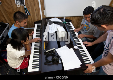 Hispanische High-School-jungen und Mädchen Noten lesen und spielen Klaviere im Musikunterricht an der Mission Early College High School in El Paso TX Stockfoto