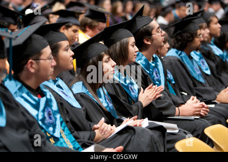 Abiturienten in Kappen und Kleider sitzen in einer Reihe warten, um ihre Diplome erhalten während der Abschlussfeier in El Paso TX Stockfoto