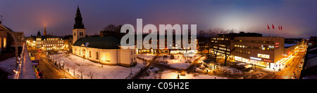 Panorama über Saint Lars Kirche und Storgatan in zentralen Linköping in Schweden in der Nacht Stockfoto